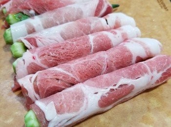step2: 秋葵放上豬肉片上，捲好，灑少許鹽和胡椒調味