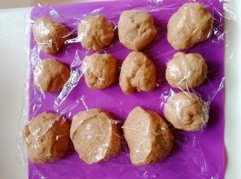 step3: 切割成所需分數蓋上保鮮紙靜待10至15分鐘。