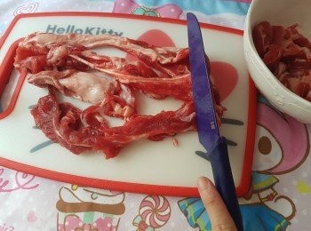 step2: 先把牛腩切成合適大小，並加少量雞汁調味備用。
