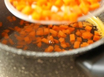 step3: 把甘筍洗淨，去皮後切成小粒。煮滾一鍋水，下鹽和甘筍以中火煮5分鐘後，把甘筍撈起，隔水備用。