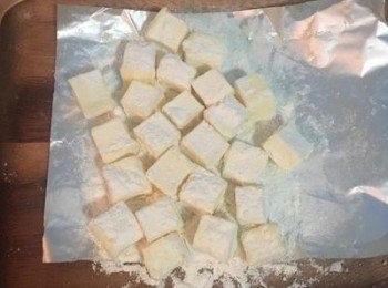 step7: 然後均勻撒上麵粉，讓整顆奶油都沾到麵粉後，放冷凍庫冰到硬。