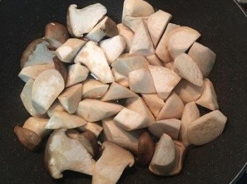 step7: 入杏鮑菇大火快炒，讓杏鮑菇都沾上油後，就不要動，改用煎的，