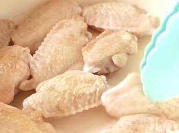 step3: 以中火燒熱油，下<a href="https://bit.ly/3zHU5V3" target="_blank" data-keyword="雞翼" class="guide-link"><strong>雞翼</strong></a> <span style="display:inline-block;vertical-align:middle;margin-top:-3px;color:initial;border-radius:3px;padding:2px 3px;font-size:12px;line-height:14px;background:#87d300;color:#fff;">即買</span> 把每面煎1分鐘。