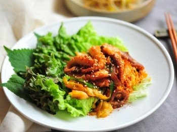 step3: 在一個炒鑊中，加入油一湯匙，放入洋蔥絲，炒好，然後放八爪魚、椰菜及金菇，加入醬料、韮菜及上湯（或水）兩湯匙，煮至蔬菜熟透便可，上碟時可加入芝麻作<span class="group_3">裝飾用</span>