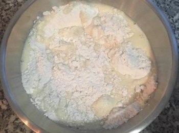 step3: 乾性材料拌勻後，倒入牛奶和蛋的混合液體，並用攪拌棒，拌到看不見液體。