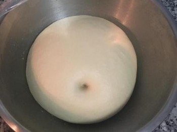 step11: 放入鋼盆，蓋上保鮮膜發酵到麵糰漲大ㄧ倍（一般約45分鐘到1小時取決於室內溫度高低）麵團漲大ㄧ倍後用手指戳看看，如果沒有彈回來就表示已完成發酵。
