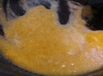 step2: 牛油咸蛋黃醬需炒到起泡泡。