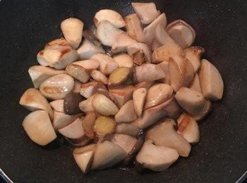 step9: 翻面續煎到上色後，倒入煎過的蒜頭和薑片；