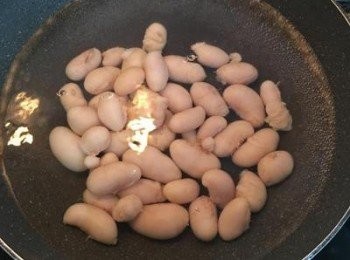 step3: 煮滾一鍋水，放入1/3杯的米酒，下雞子燙10秒鐘；