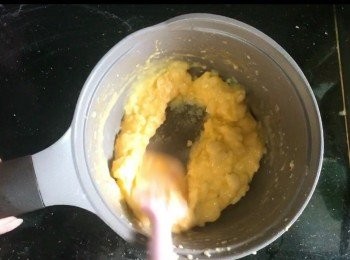 step4: 再加一隻蛋，攪拌均勻，令麵糊吸收蛋汁，麵糊放入唧袋備用