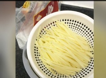step3: 先放筲箕去除水份，再用廚房紙巾印乾。