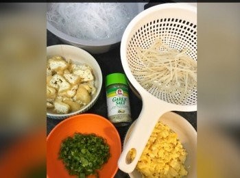 step1: 將粉絲（凍）水浸軟，豆卜切薄片，芽菜洗淨，蛋白兩隻打散，切蔥花。