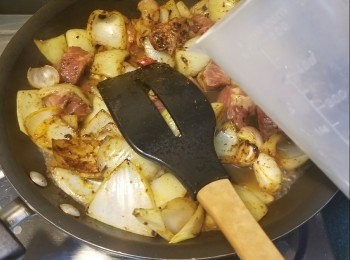 step3: 加入飛排炒勻，加入水和蠔油拌勻