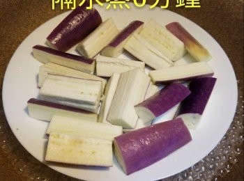 step3: 茄子放上碟上隔水蒸6分鐘