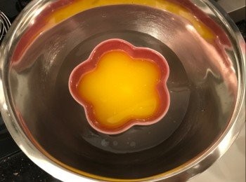 step2: 將牛油座在一盤大滾水中，讓牛油溶解