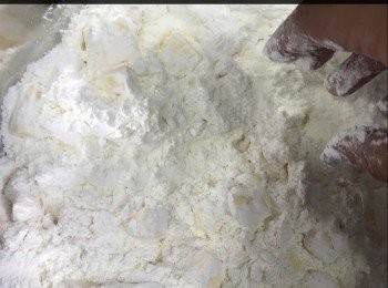 step1: 麵粉過篩與糖粉混合拌匀，最好預先放入雪櫃保持冰涼狀態，加入已切粒牛油，先讓牛油完全被麵粉覆蓋，再用手指頭將牛油掐碎至擦膠碎狀