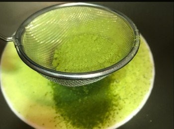 step5: 鮮奶加入過篩抹茶粉，以中火加熱至邊緣有小氣泡即可，不用煮滾