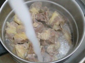step6: 牛腩煮滾後將水倒出，用冷水洗淨