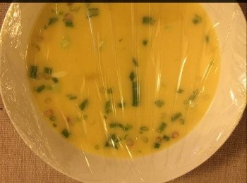 step2: 把它放入已準備好了的熱水中隔水蒸15分鐘 (如果是用鐵盆去蒸的話10分鐘便可）。這次我用的碟較為厚，所以蒸的時間較為長點。



想知道我更多食譜，可去我Facebook 專頁。
https://m.facebook.com/carlineki/