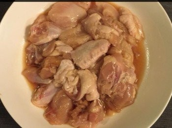 step1: 1隻雞約200克，洗凈切件備用。
醃料：
1湯匙雞粉。
2湯匙麻油。
1湯匙米酒。
適量鹽、糖和胡椒粉。
1湯匙生粉。

首先將雞與醃料拌勻，醃約15-20分鐘備用。