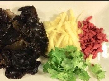 step2: 6克雲耳，先以清水浸軟備用。6粒紅棗去核切片，以清水浸軟備用。少許杞子，洗淨備用。3-4片薑，切絲。少許芫茜，切段。