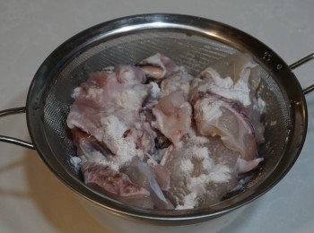 step1: 龍躉腩十二両至一斤，著檔販打鱗切片
洗好隔乾水，用紙或毛巾抹乾身後，用少許油、生粉、糖和鹽醃二十至三十分鐘