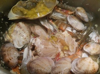 step7: 再鋪上蝦和蜆, 最後將蟹殼反轉放上海鮮上, 加入忌廉後蓋蓋煮7分鐘。