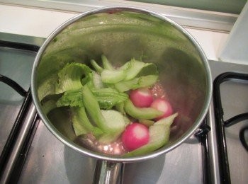 step2: 取小鍋子,放入薑絲,辣椒,酒,味霖,蝦醬及白米醋煮滾,出香氣放入步驟1的水蘿蔔拌勻.