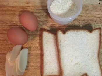 step1: 上週末做千層茄子時剩下的帕瑪森起司和馬薩瑞拉起司，剛好拿來再利用，大家也可用一般的批薩用起司片喔！