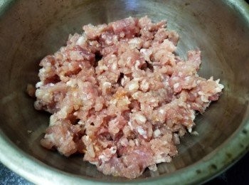 step2: 用少少糖，麻油，雞粉，生粉撈好備用