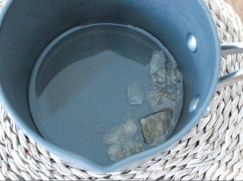 step1: 將水和冰糖放入小煲內，用中火煮至糖溶化，待涼備用