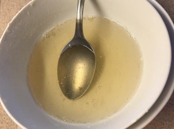 step1: * 魚膠粉放入熱水攪溶（魚膠粉漿用溫水座暖保持溶）