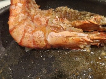 step4: 蝦比較大所以蝦頭部份記得都要煎一煎。