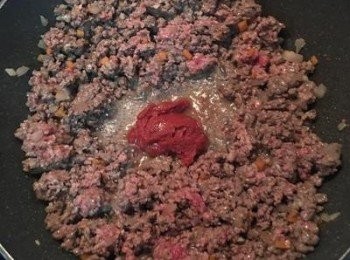 step9: 炒到七成熟後，放入蕃茄糊和蕃茄醬拌炒；