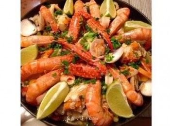 step16: 這是上次做8人份時用的料。其實海鮮用料大家可以隨自己喜歡添加，如果要放花蟹的話，也可以先用<span class="group_3">高湯</span>略燙過後再擺到米飯上一起煮。