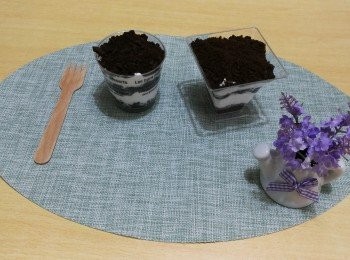 step3: 在杯內放一層餅碎，一層忌廉，再一層餅碎……如此類推，然後在面層舖上餅碎。