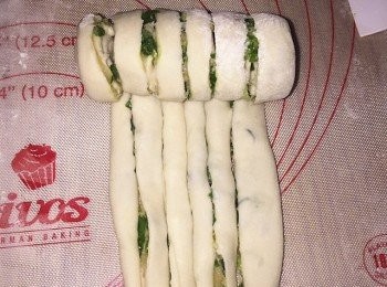 step7: 捲起，剩下5個麵團也一樣。