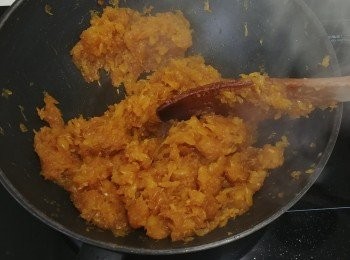 step2: 再做鳳梨餡:切碎菠蘿，切走個心唔要，放已切碎的菠蘿入煲大火煮至差不多收水，再放入砂糖煮到乾水，最後落麥芽糖炒至差不多變色乾同粘身，再加入20g無鹽牛油，炒至乾身即可，灘凍放入雪櫃，全程大約1個半至2小時