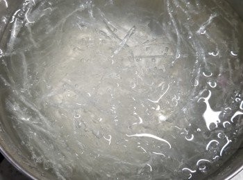 step4: 將14g大菜絲剪碎,再用凍水浸軟身