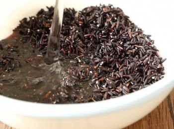 step1: 把黑糯米洗淨後，加入1公升水浸泡30分鐘以上。