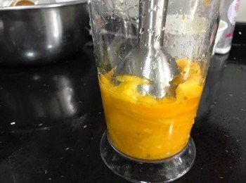 step3: 先將6-7個芒果起肉，用hand blender打成蓉
再加糖水，打成芒果汁底