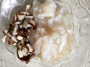 step1: 冬菇，龍利魚清洗乾淨，切小塊備用。