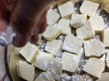 step4: 當要煎豆腐時,灑上適量生粉撈一撈豆腐