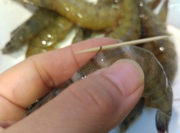 step3: 蝦剪去尖角和腳, 用牙籤挑去蝦腸。