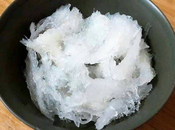 step2: 燕窩拿出來後用清水浸泡 , 直至燕窩已發脹 , 換水後再泡半天 , 然後再挑去雜毛