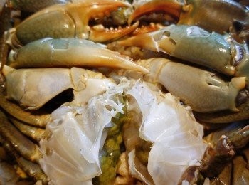 step12: 蟹件放上炒飯上，包上荷葉。