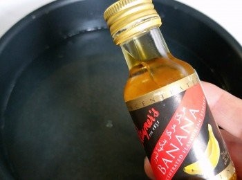 step5: 加入香蕉香油並熄火。
