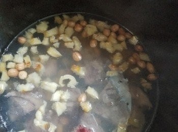 step4: 煮滾3公升半水,加入所有材料,水滾轉細火煮約1個半小時至粥綿滑(中途要留意水份及間中攪拌一吓粥妨痴底)