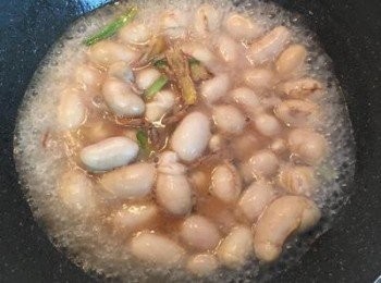 step8: 接著加入能淹過雞子的水，放入鹽調味並將湯煮滾；