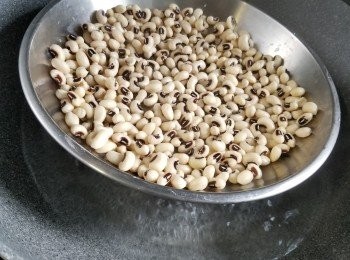 step3: 在開始煮豆前就可以浸115g眉豆,浸約30分鐘,再將眉豆隔水蒸30分鍾,取一粒試吓夠唔夠淋,如果未夠淋再蒸多10分鐘(眉豆不可以浸水煮淋,因為眉豆比較易淋,用水煮會易煮爛)